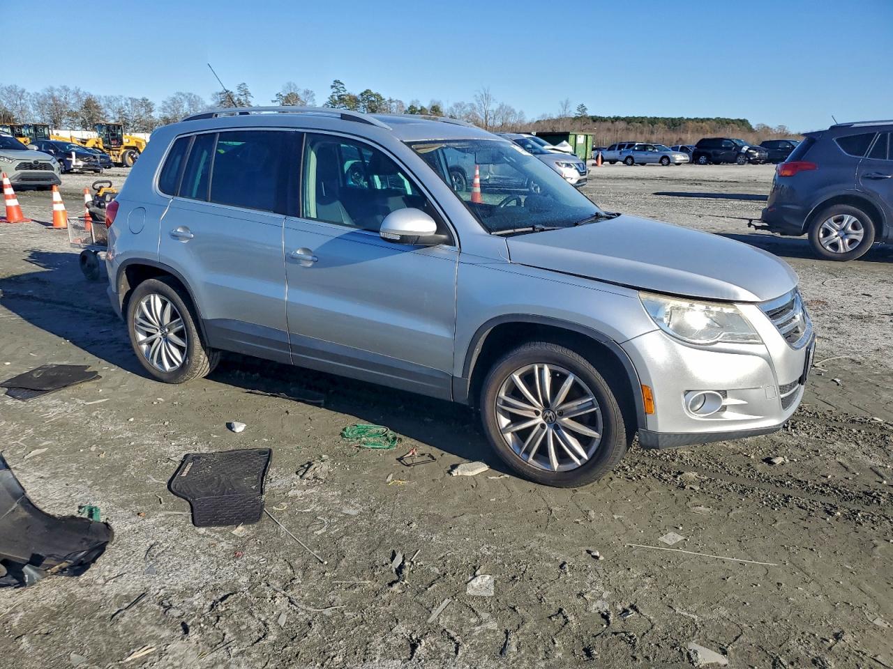 2011 VOLKSWAGEN TIGUAN S photo 4