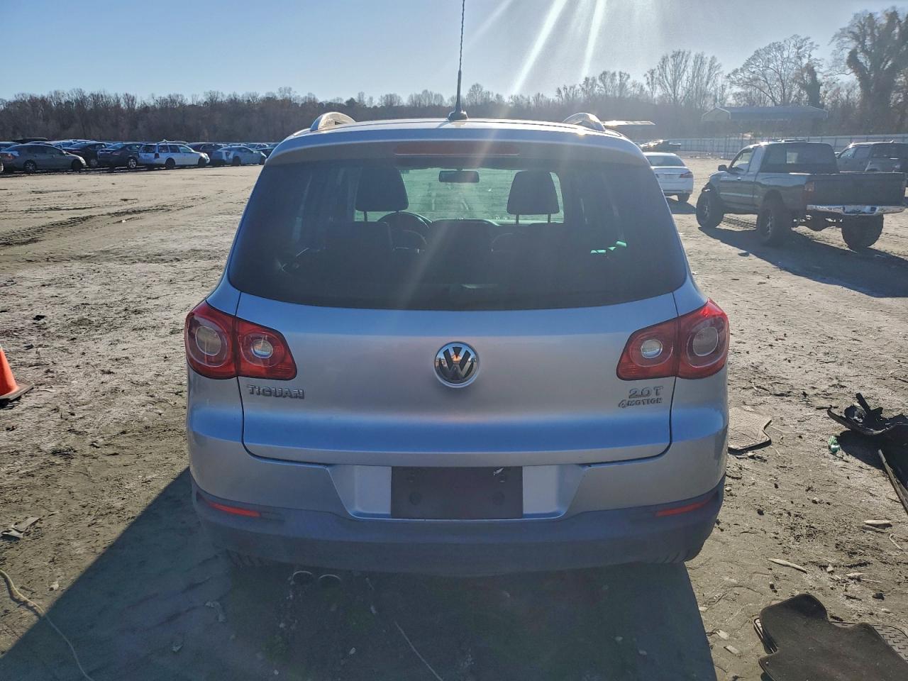 2011 VOLKSWAGEN TIGUAN S photo 6