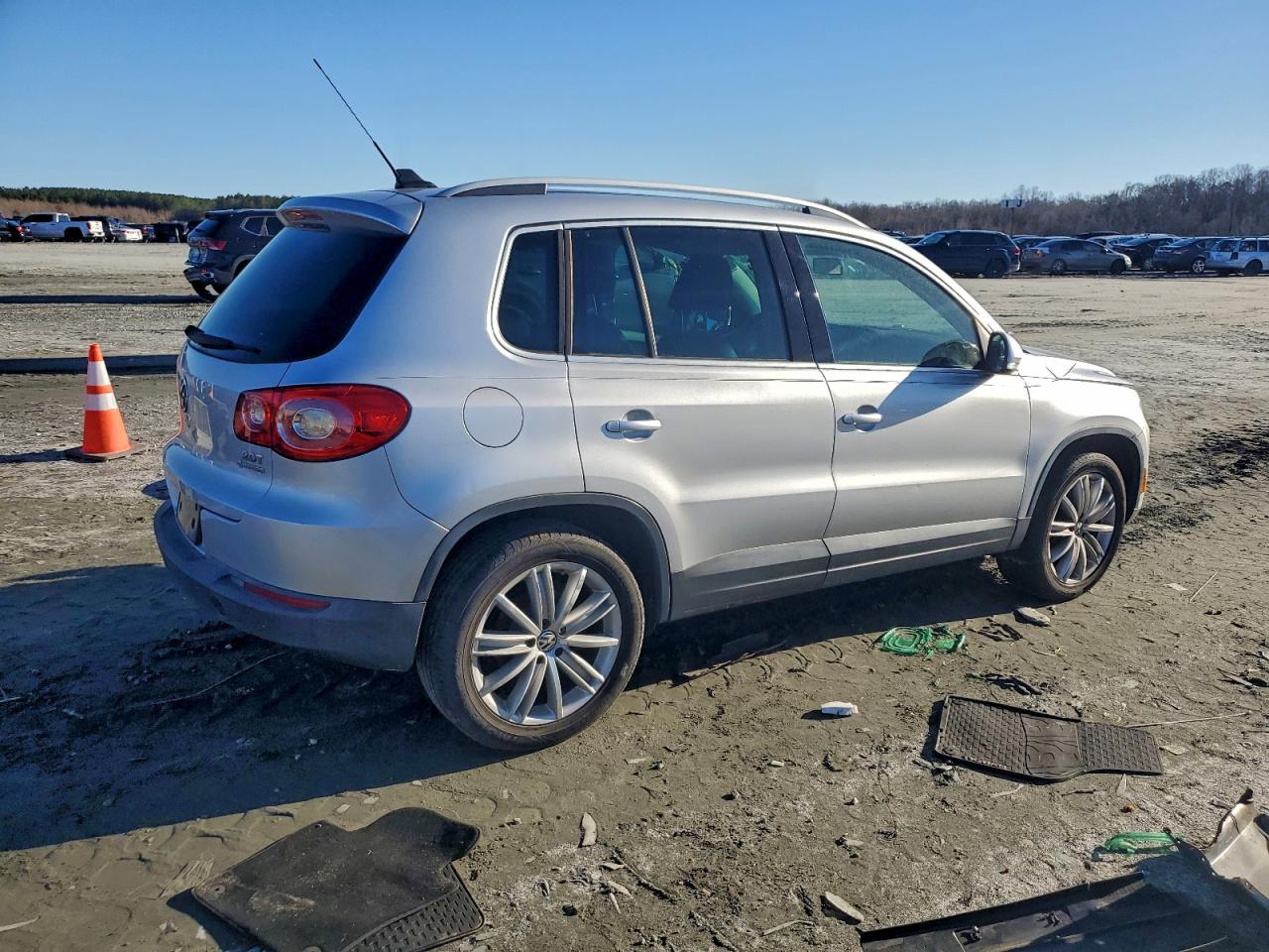2011 VOLKSWAGEN TIGUAN S photo 3