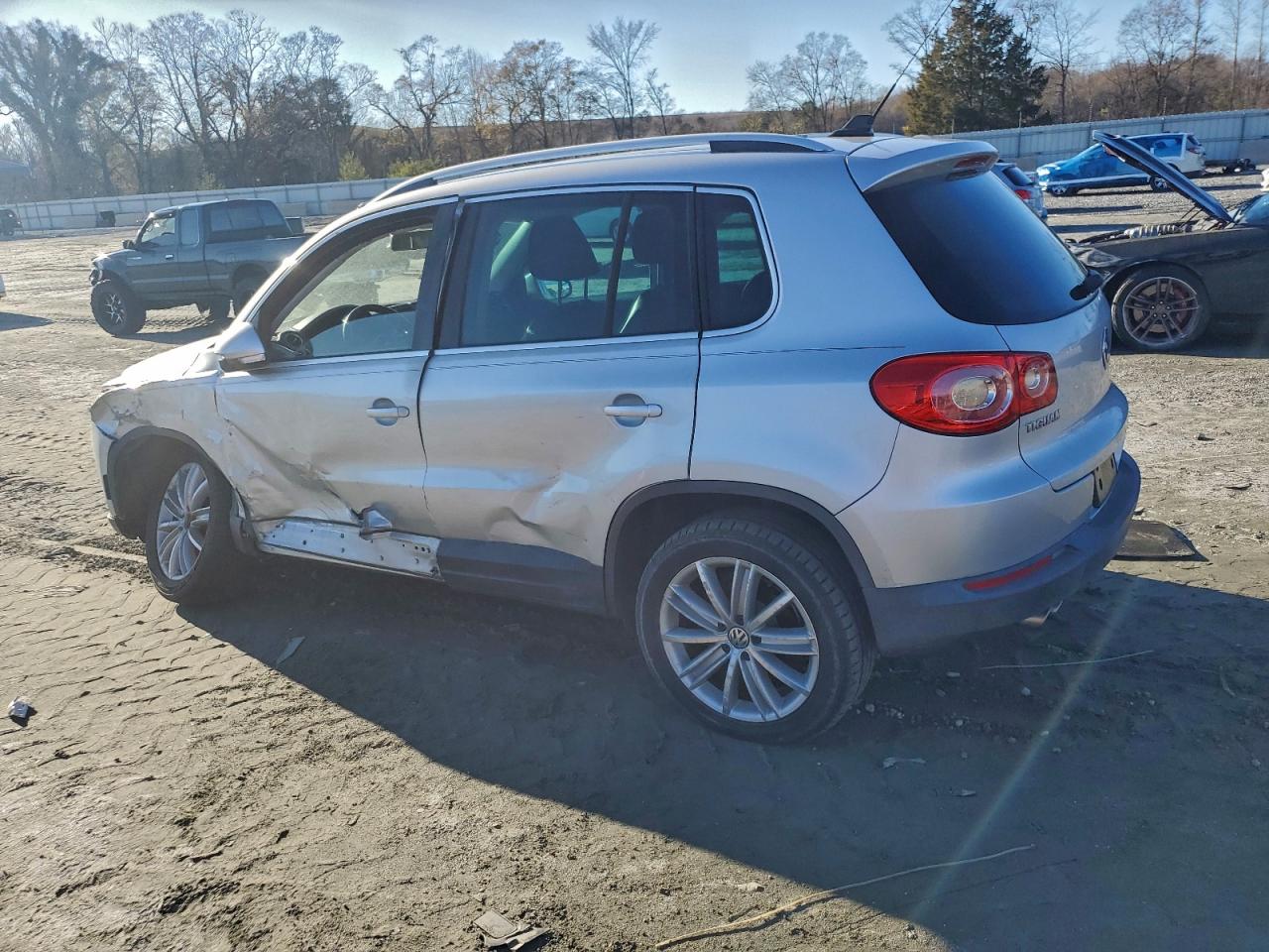 2011 VOLKSWAGEN TIGUAN S photo 2