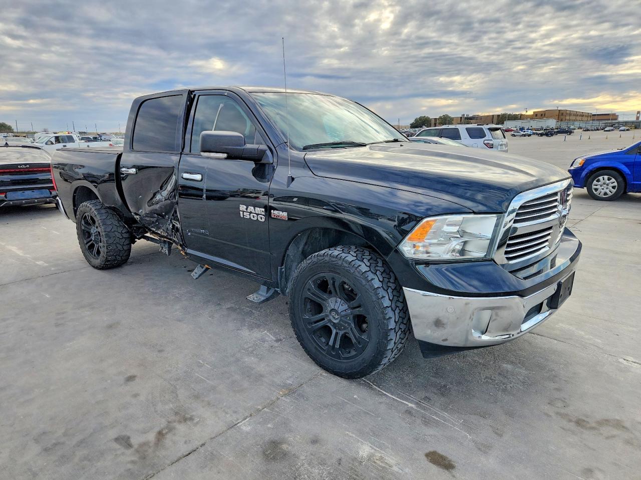 2016 RAM 1500 SLT photo 4