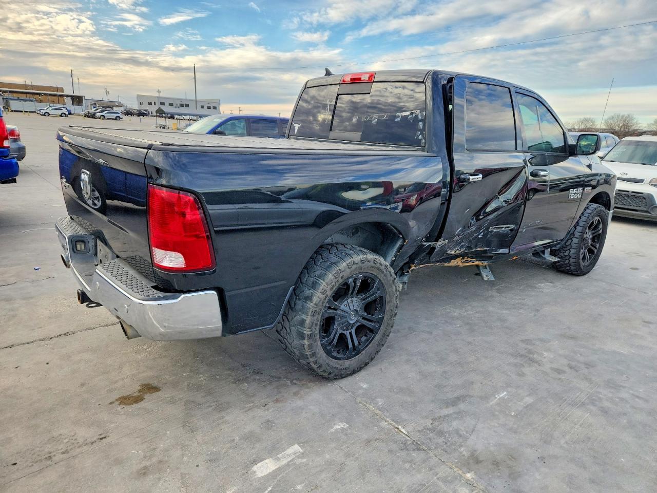 2016 RAM 1500 SLT photo 3