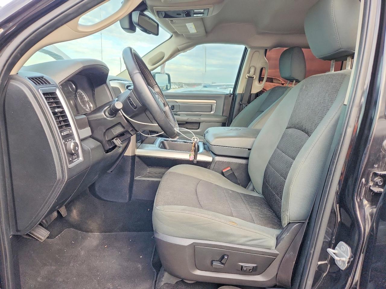 2016 RAM 1500 SLT photo 7