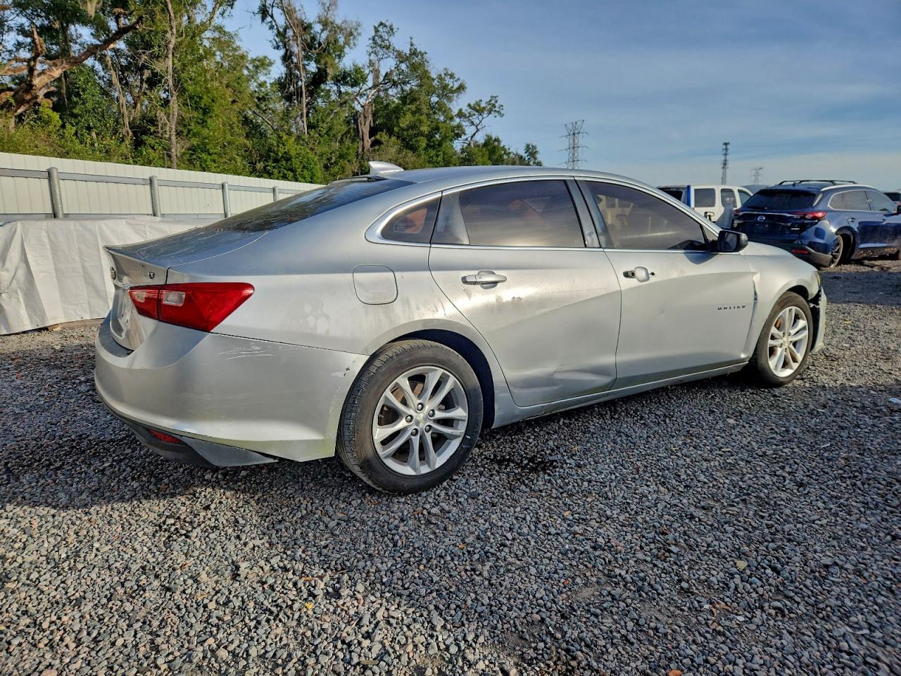 2017 CHEVROLET MALIBU LT photo 3