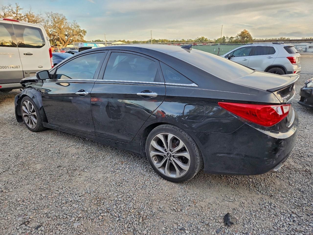2013 HYUNDAI SONATA SE photo 2