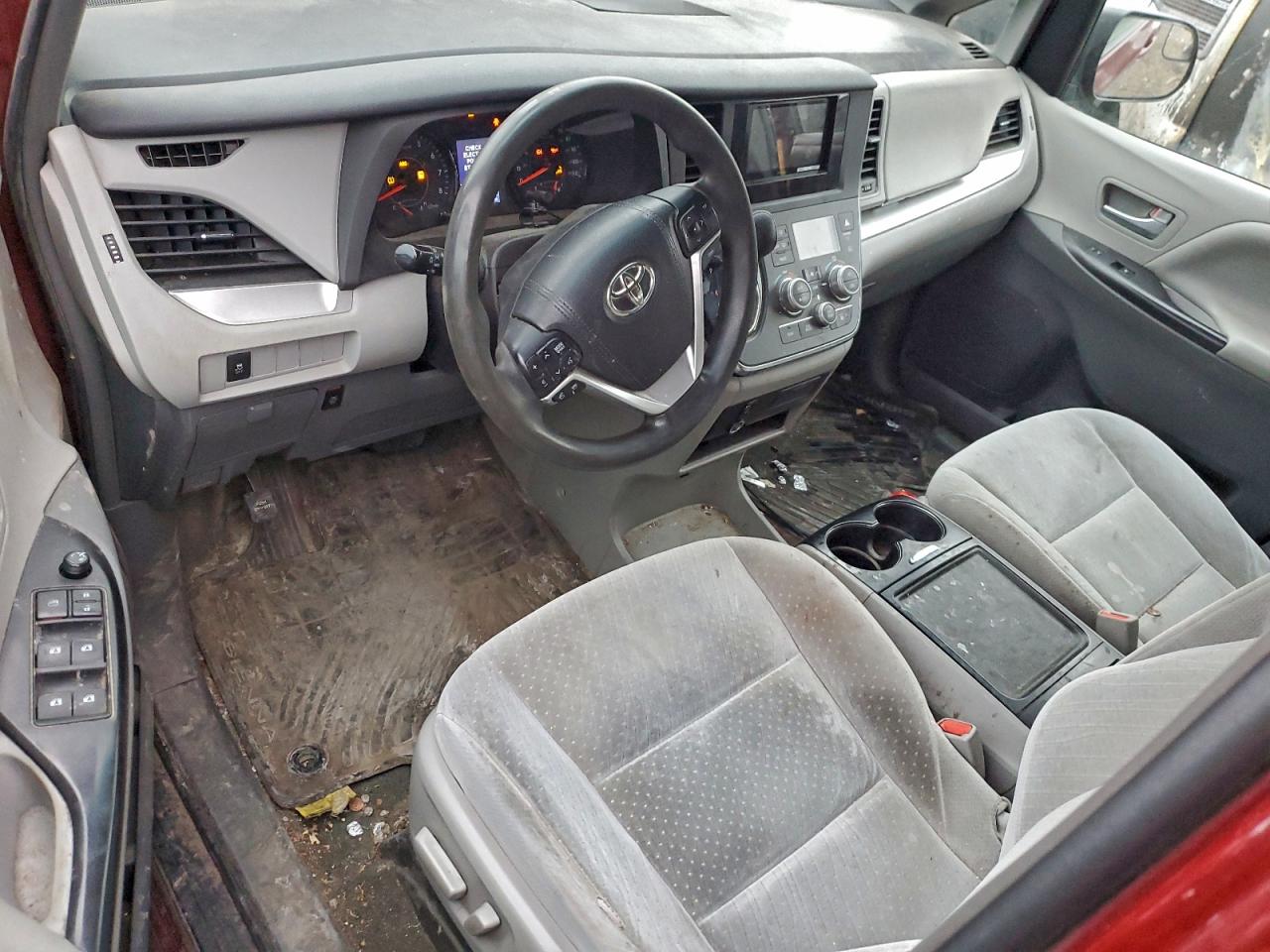 2016 TOYOTA SIENNA LE photo 8