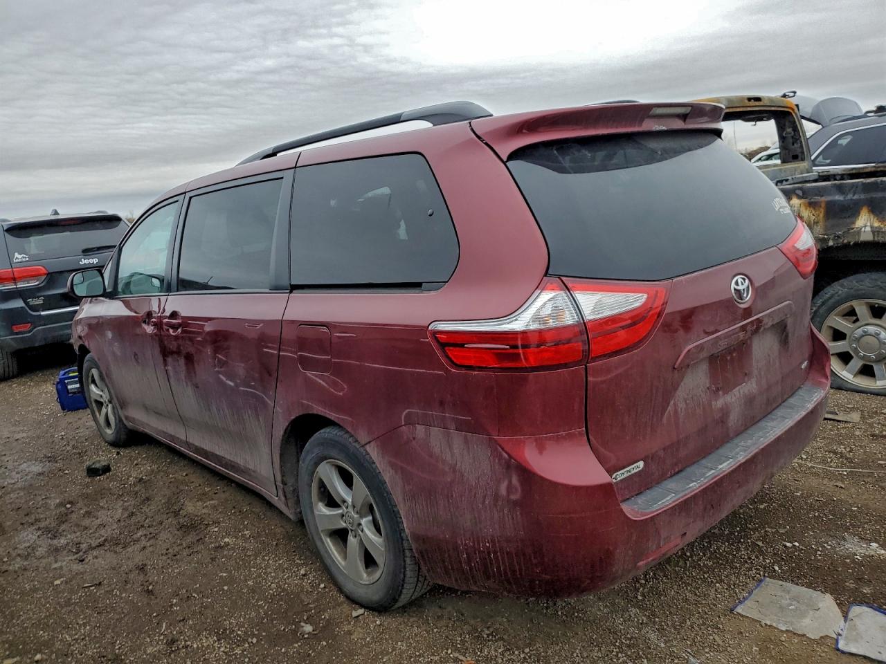 2016 TOYOTA SIENNA LE photo 2