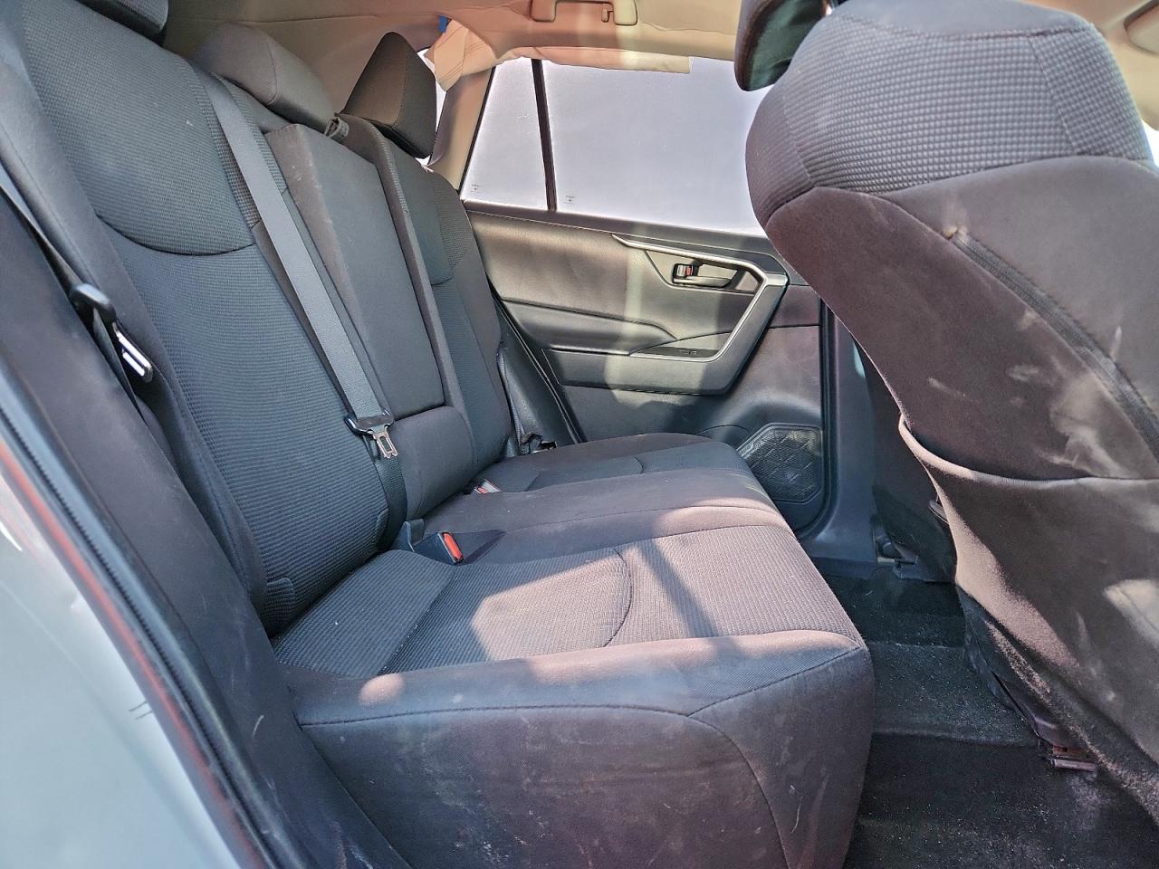 2021 TOYOTA RAV4 LE photo 19
