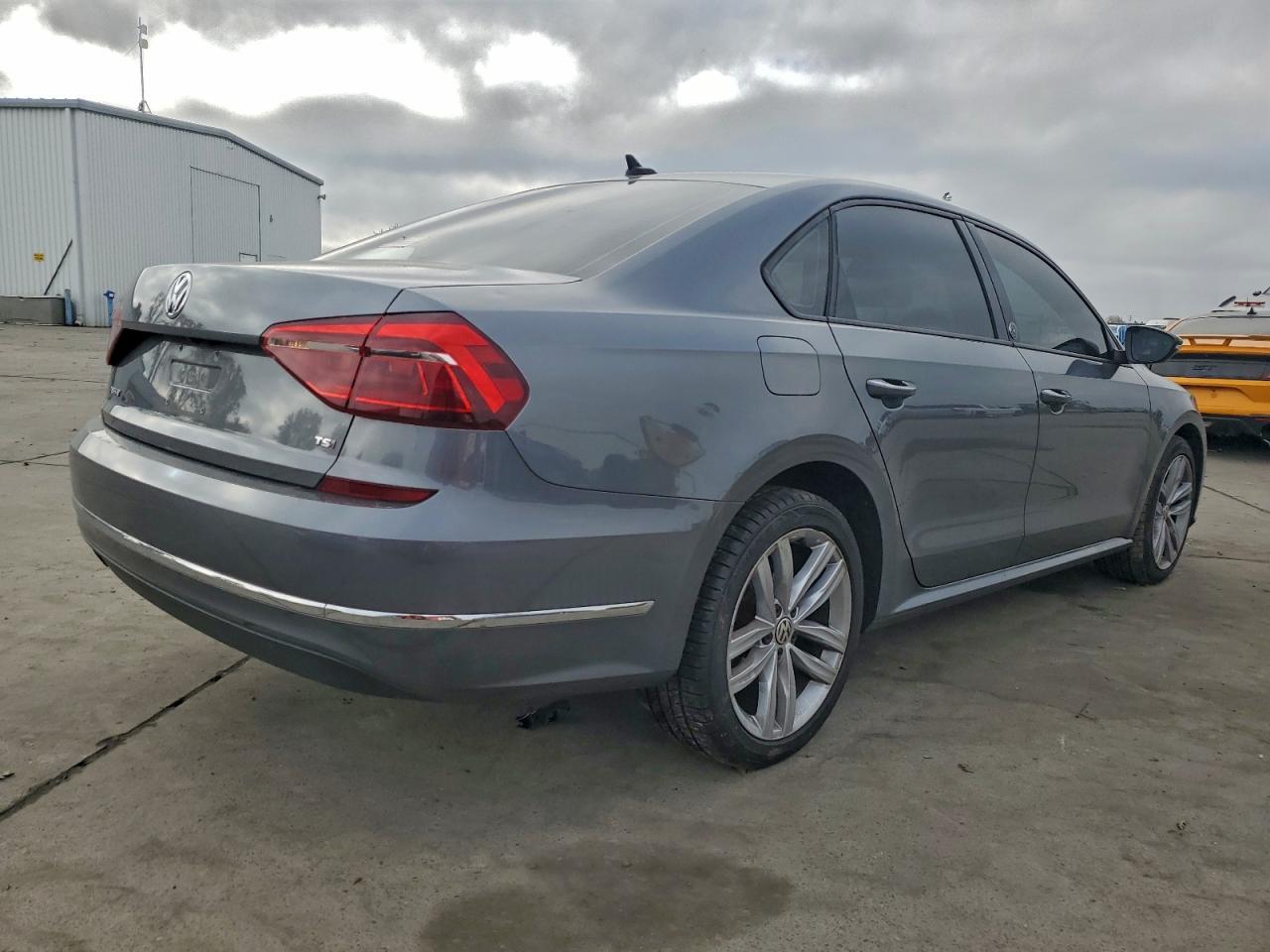 2019 VOLKSWAGEN PASSAT WOLFSBURG photo 3