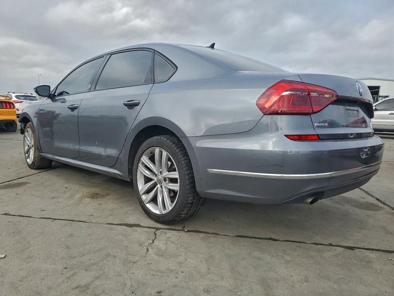 2019 VOLKSWAGEN PASSAT WOLFSBURG photo 2