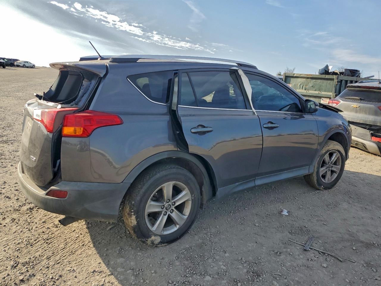 2015 TOYOTA RAV4 XLE photo 3