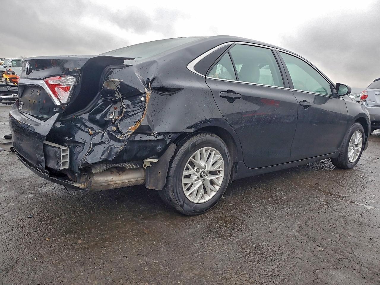 2017 TOYOTA CAMRY LE photo 3