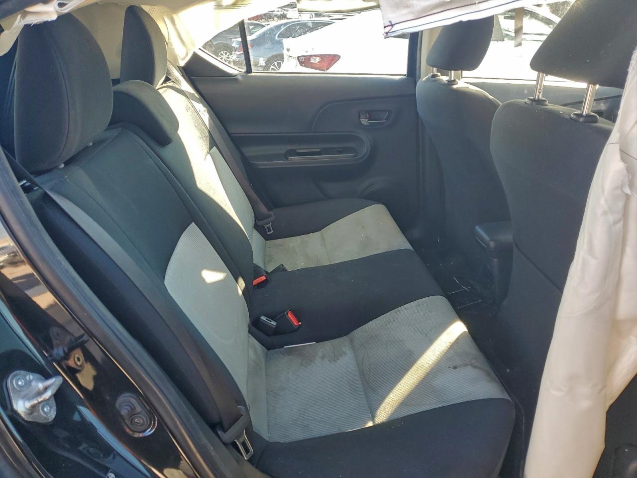 2016 TOYOTA PRIUS C photo 10