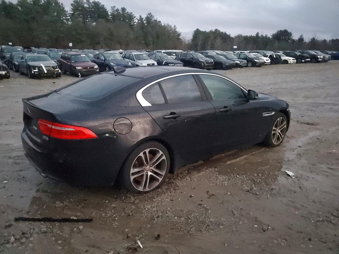 2017 JAGUAR XE PREMIUM photo 3