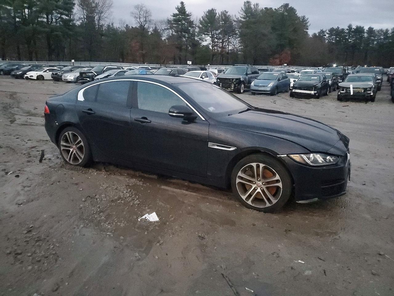 2017 JAGUAR XE PREMIUM photo 4