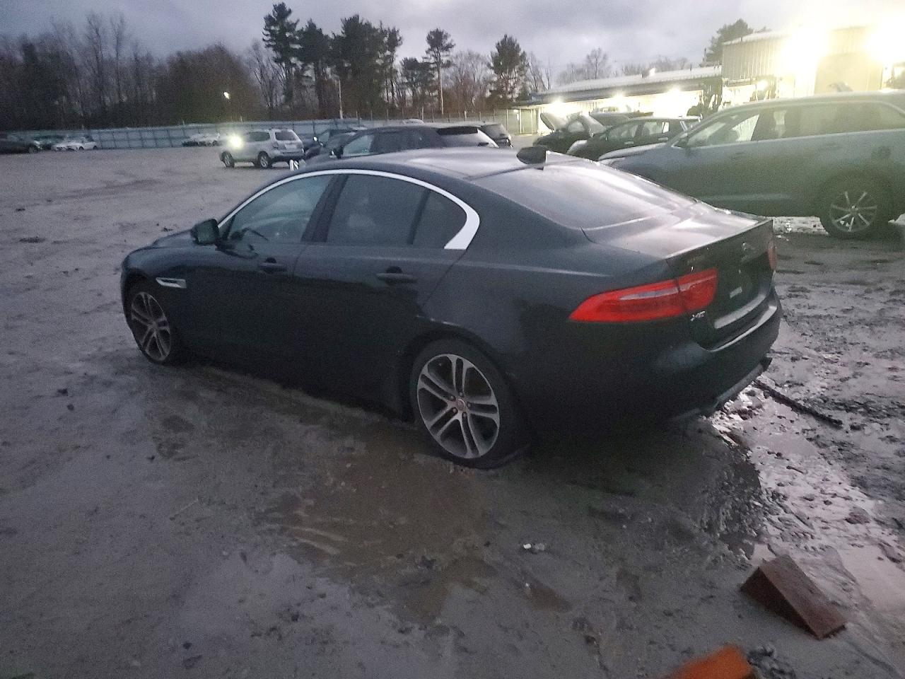 2017 JAGUAR XE PREMIUM photo 2
