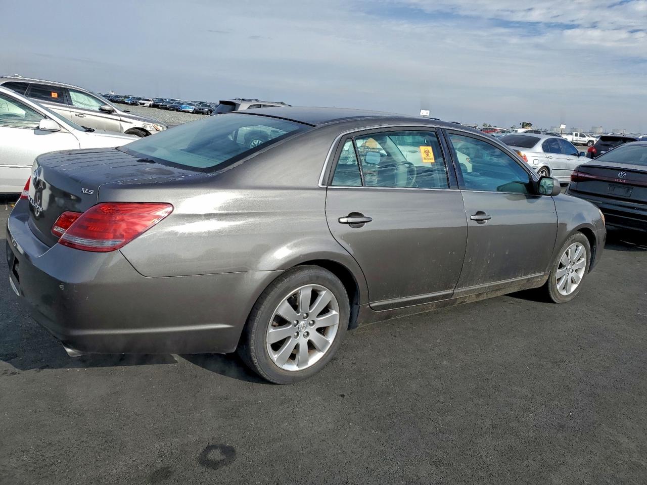 2005 TOYOTA AVALON XL photo 3