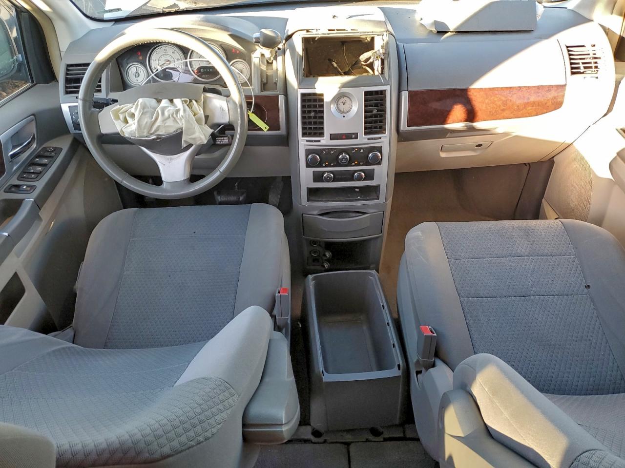 2010 CHRYSLER TOWN & COUNTRY TOURING photo 8