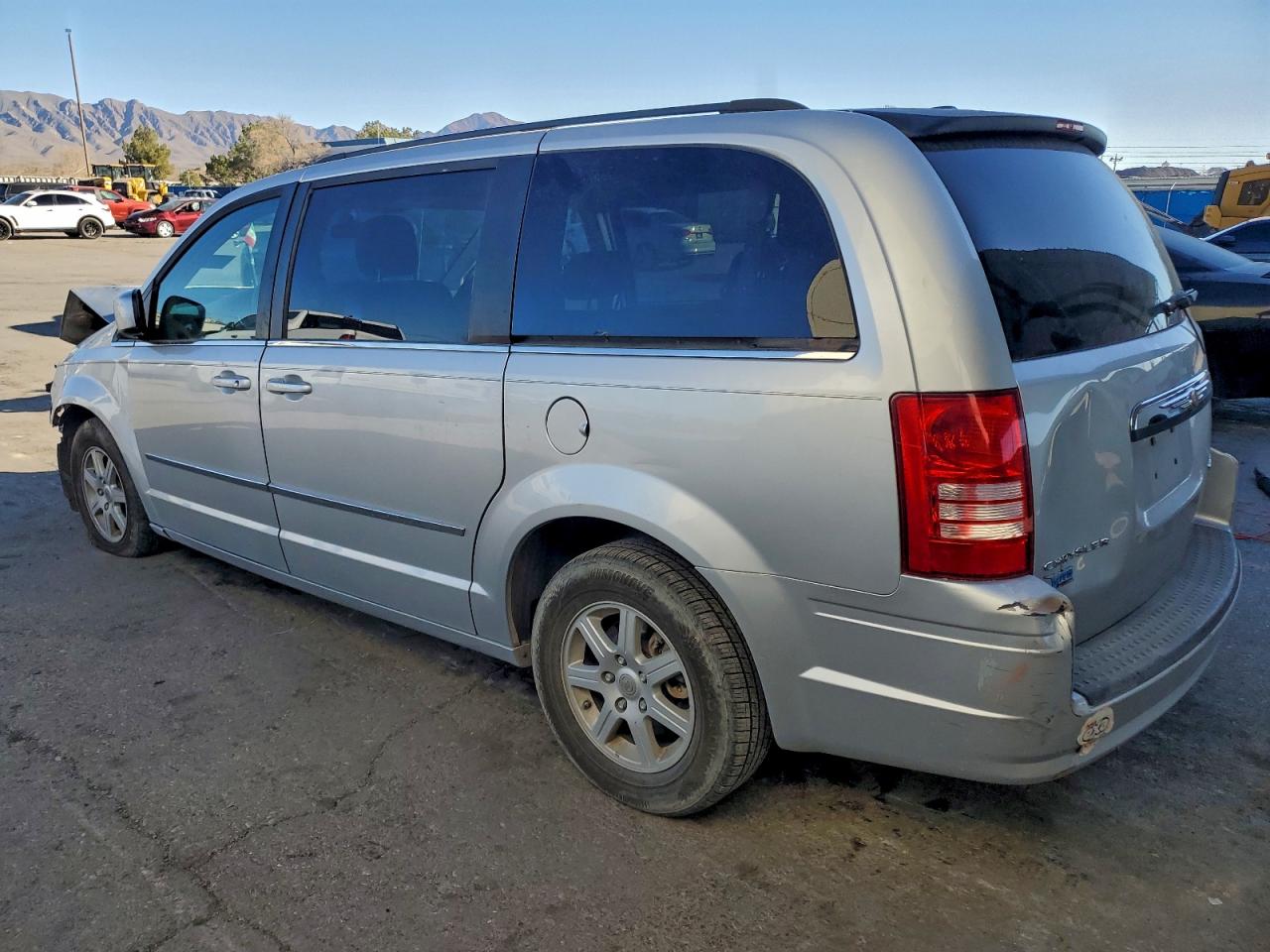 2010 CHRYSLER TOWN & COUNTRY TOURING photo 2