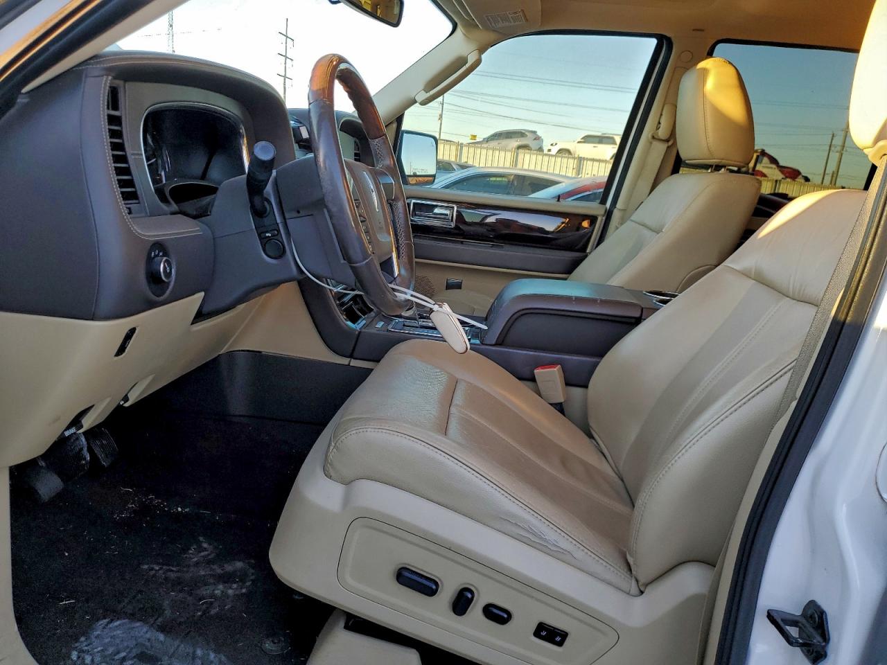 2015 LINCOLN NAVIGATOR photo 7