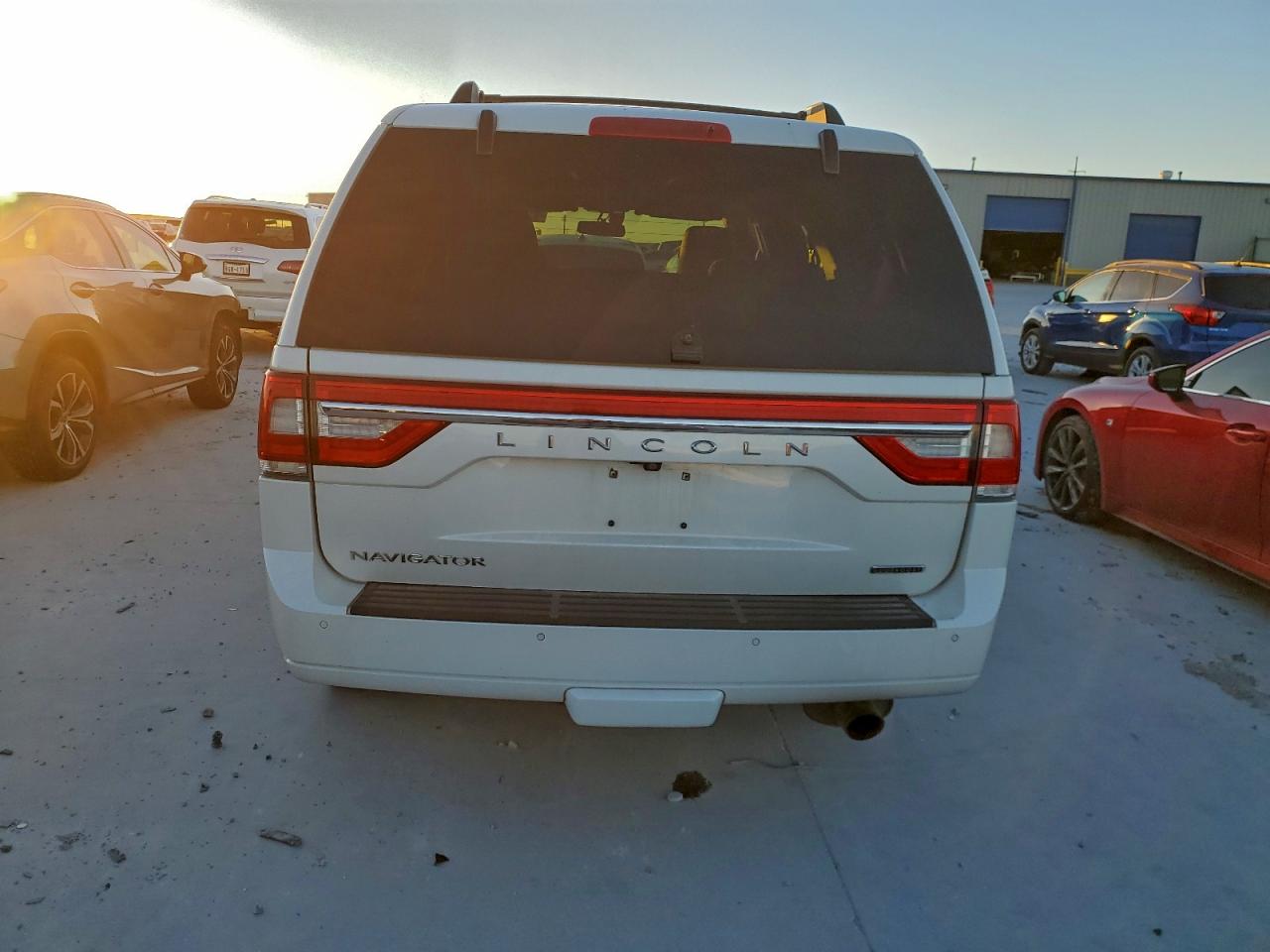 2015 LINCOLN NAVIGATOR photo 6