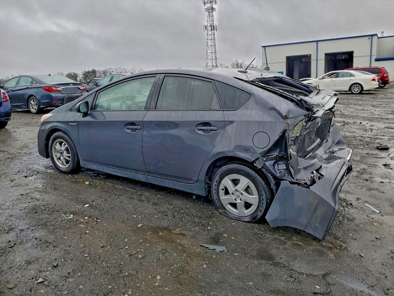 2011 TOYOTA PRIUS photo 2