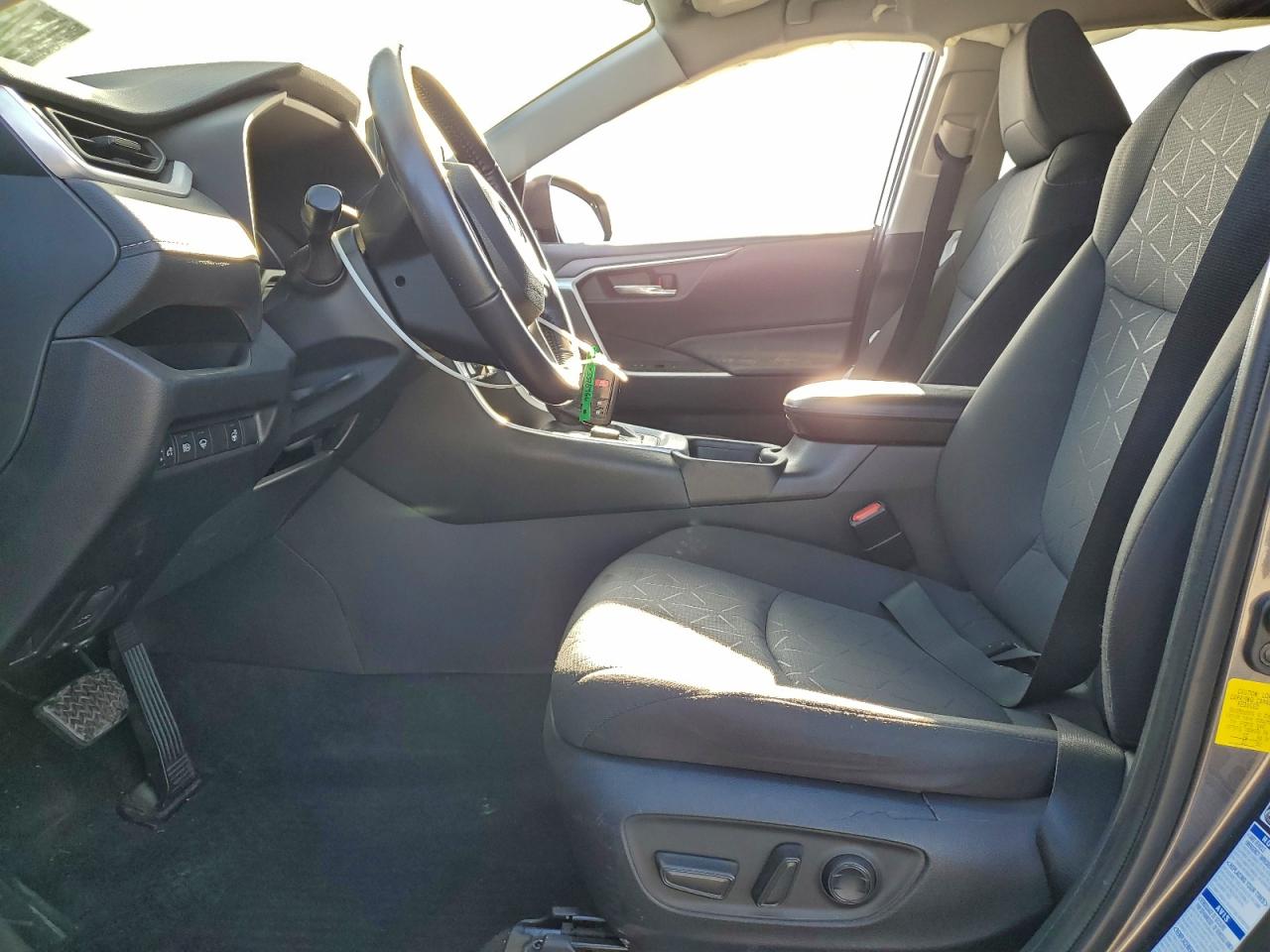 2021 TOYOTA RAV4 XLE photo 7
