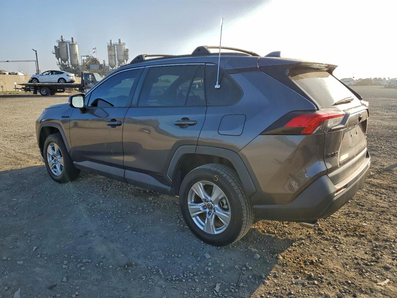 2021 TOYOTA RAV4 XLE photo 2