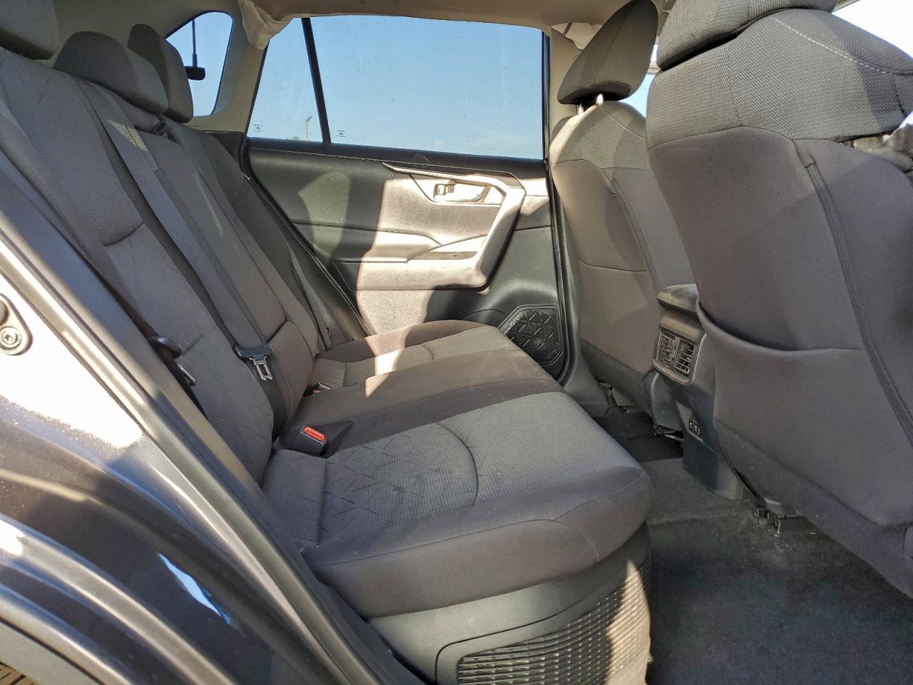 2021 TOYOTA RAV4 XLE photo 10