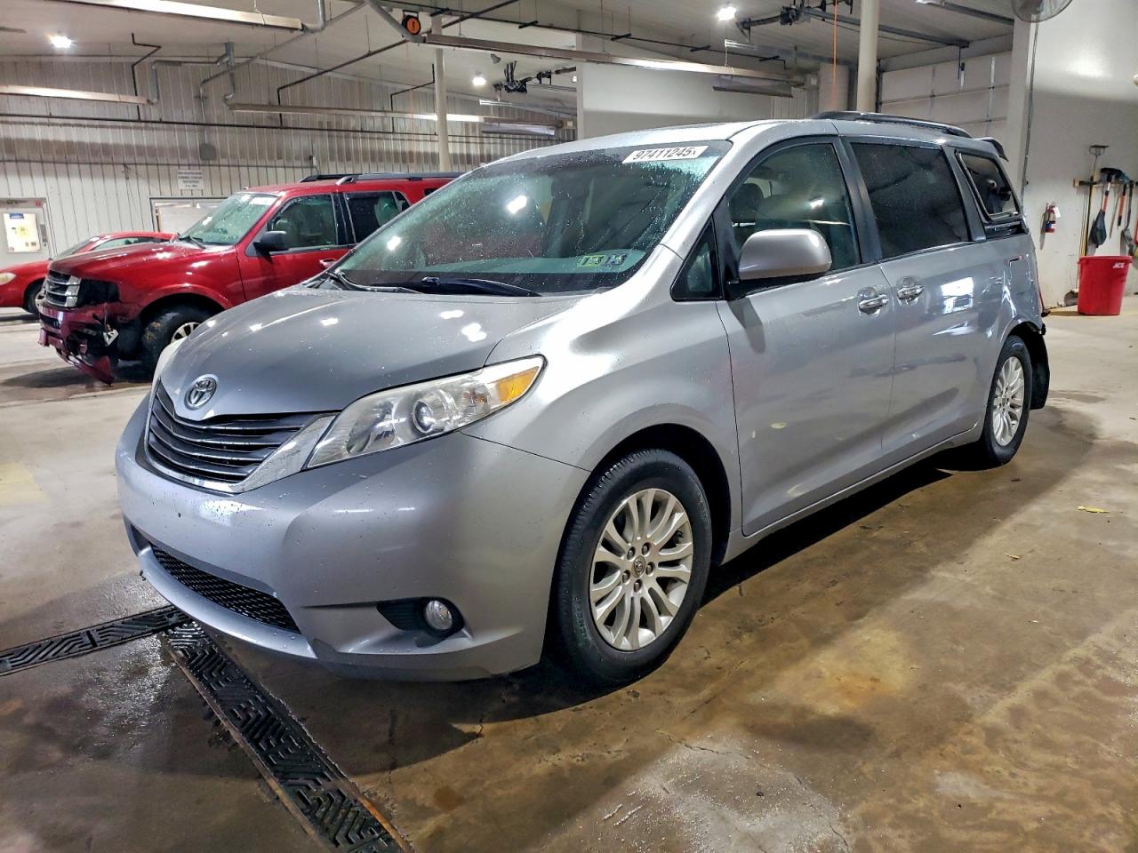2014 TOYOTA SIENNA