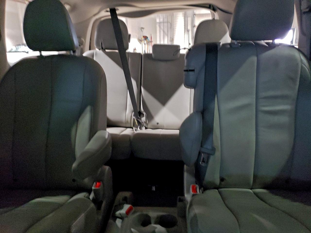 2014 TOYOTA SIENNA XLE photo 10