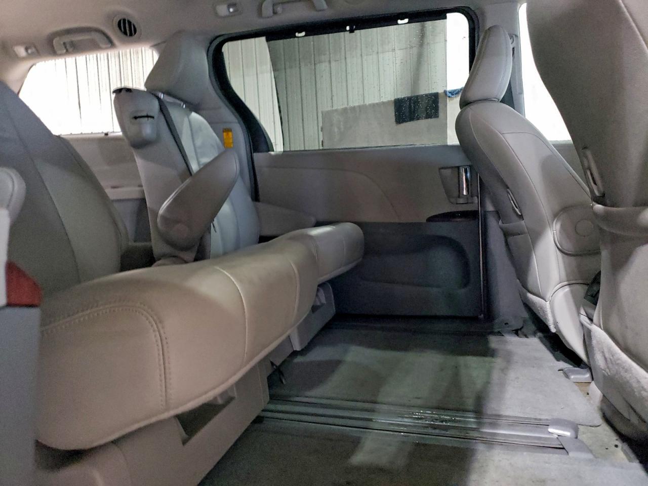 2014 TOYOTA SIENNA XLE photo 11