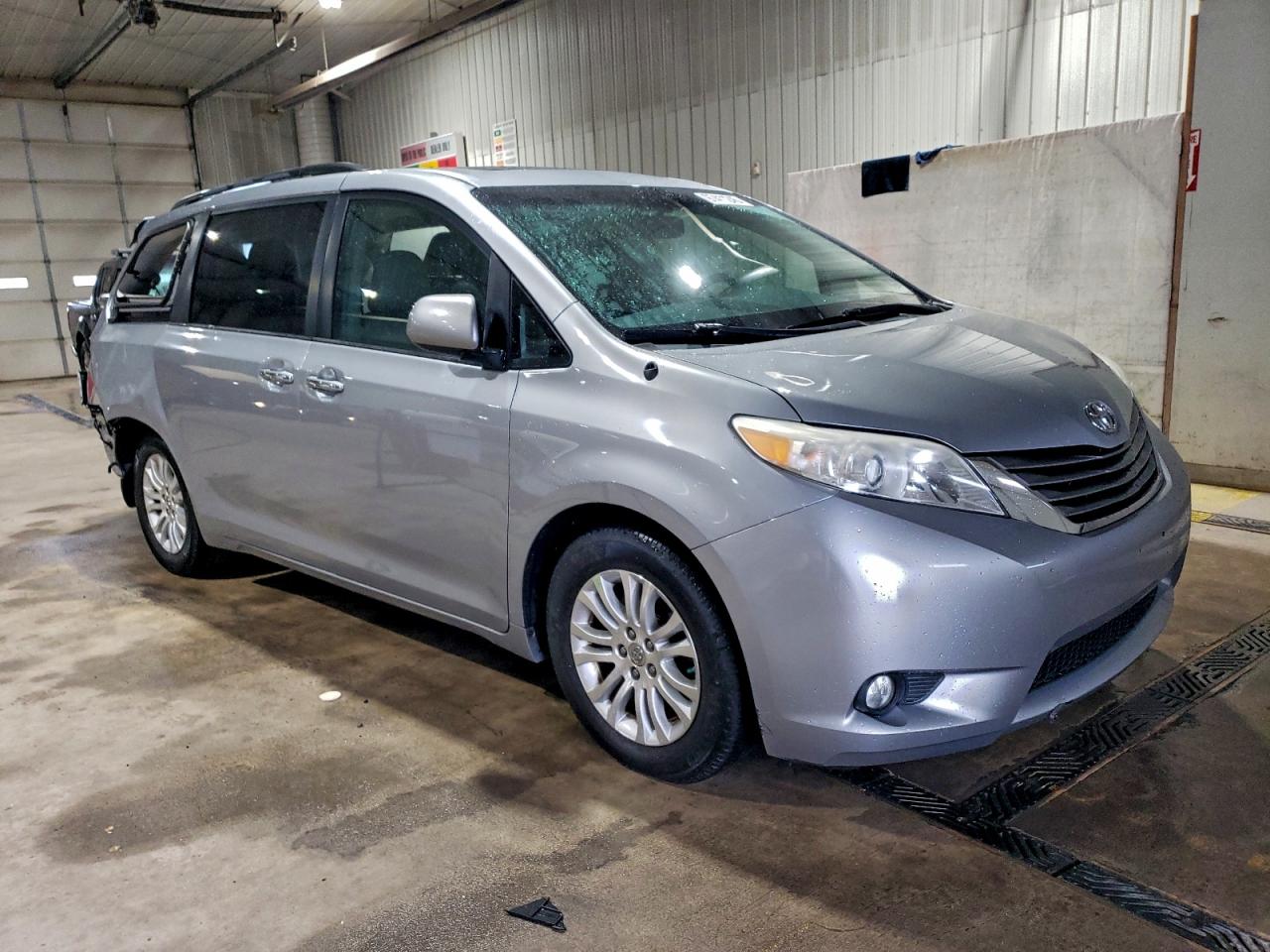 2014 TOYOTA SIENNA XLE photo 4