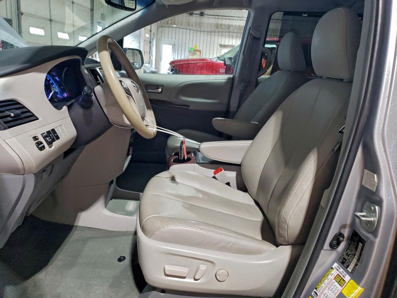 2014 TOYOTA SIENNA XLE photo 7