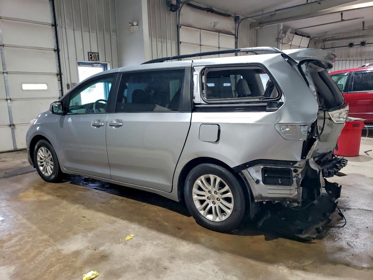 2014 TOYOTA SIENNA XLE photo 2