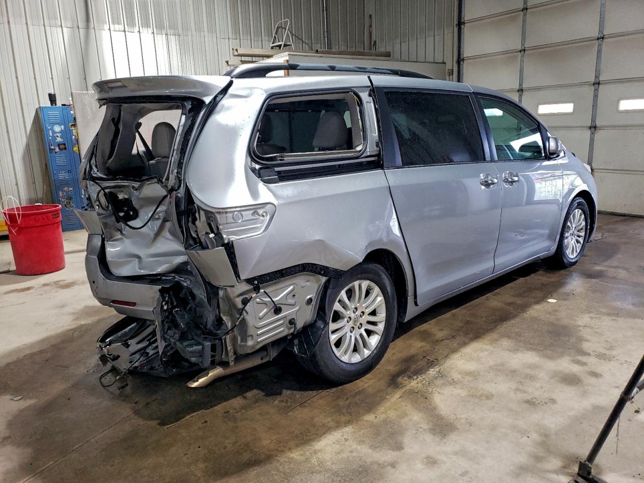 2014 TOYOTA SIENNA XLE photo 3