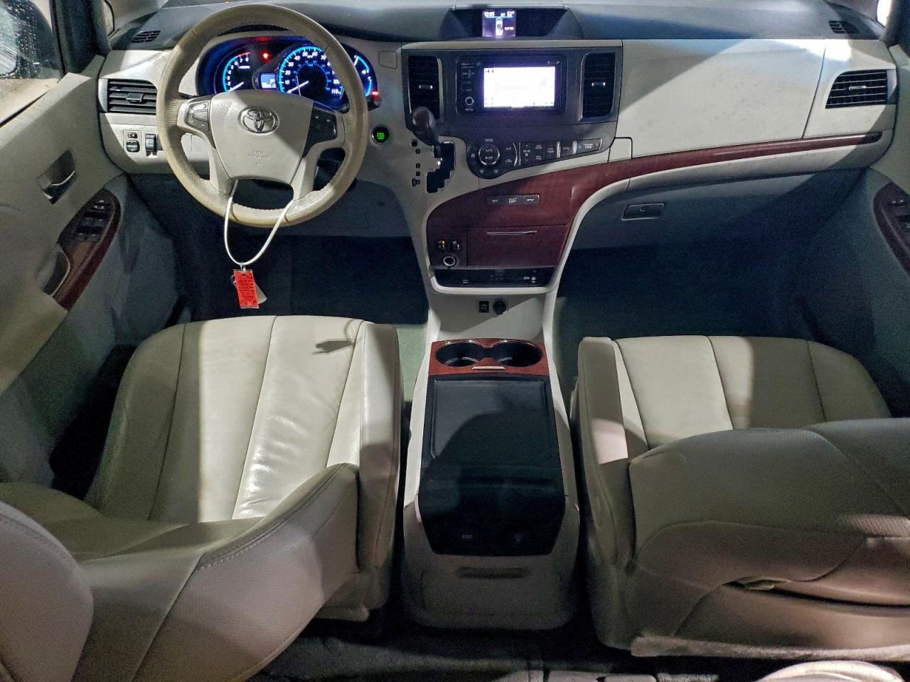2014 TOYOTA SIENNA XLE photo 8