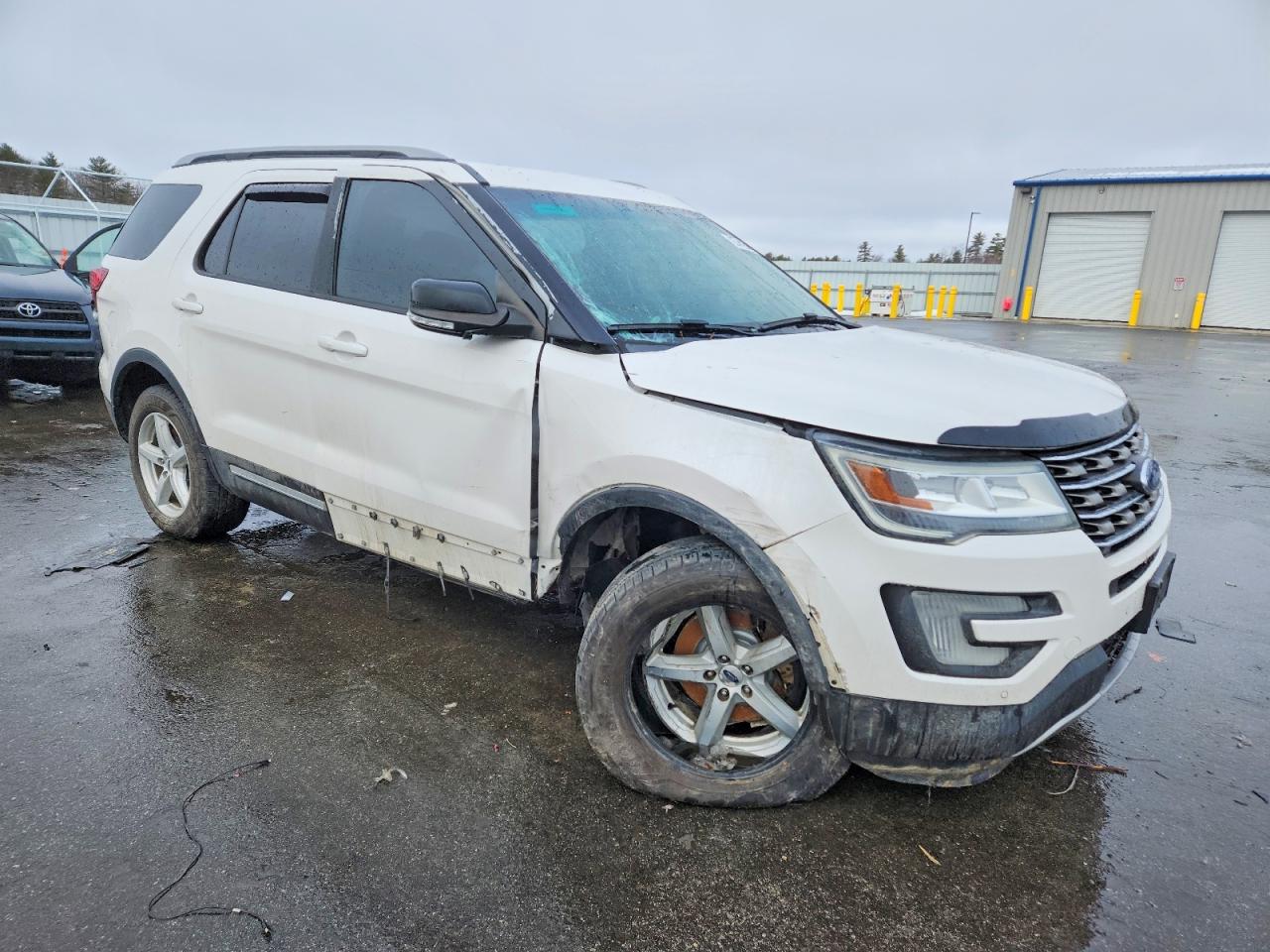 2017 FORD EXPLORER XLT photo 4