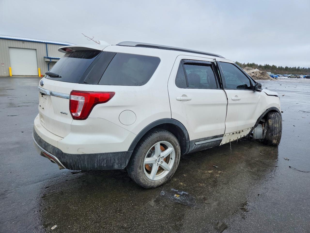 2017 FORD EXPLORER XLT photo 3