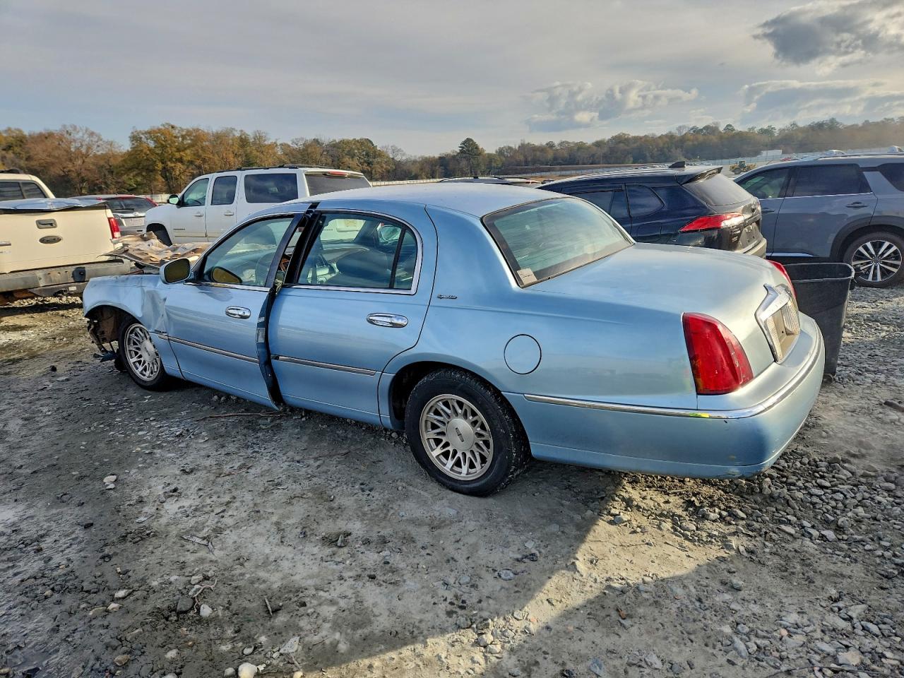 1998 LINCOLN TOWN CAR SIGNATURE photo 2