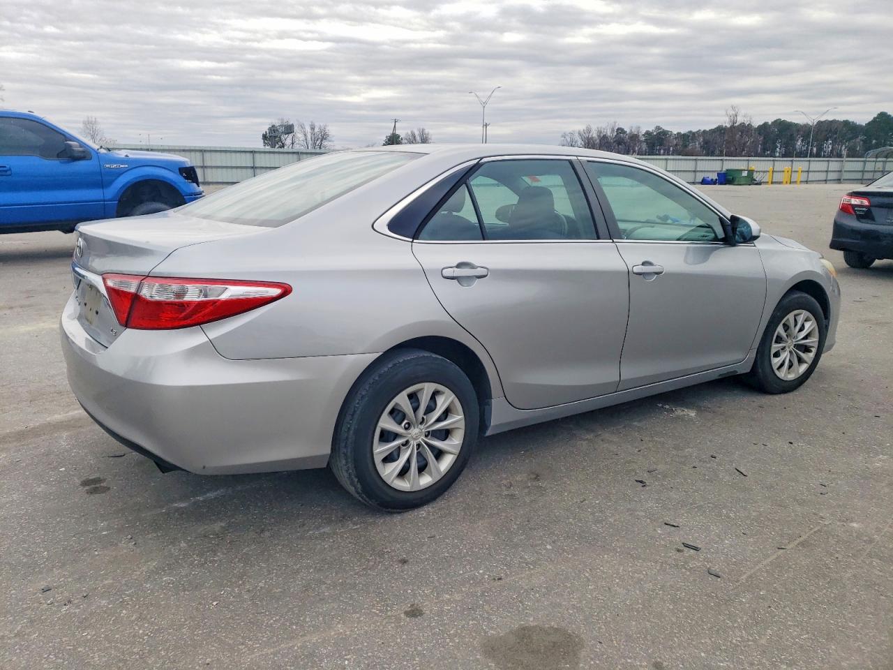 2016 TOYOTA CAMRY LE photo 3