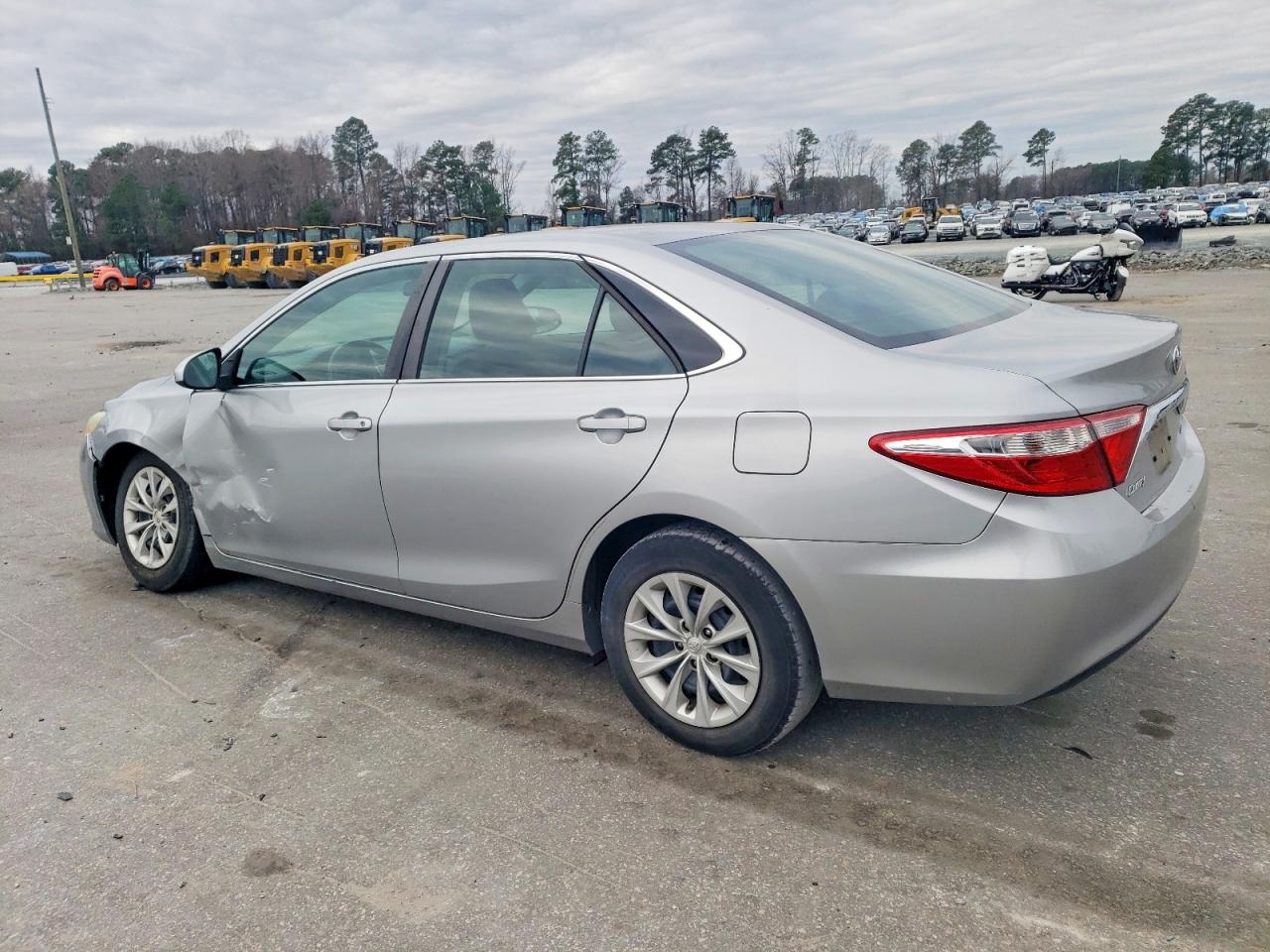 2016 TOYOTA CAMRY LE photo 2