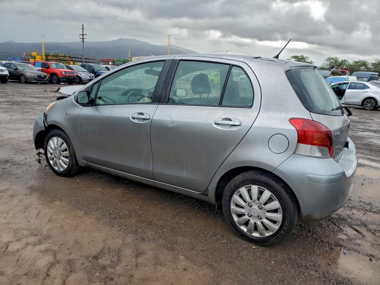 2010 TOYOTA YARIS photo 2