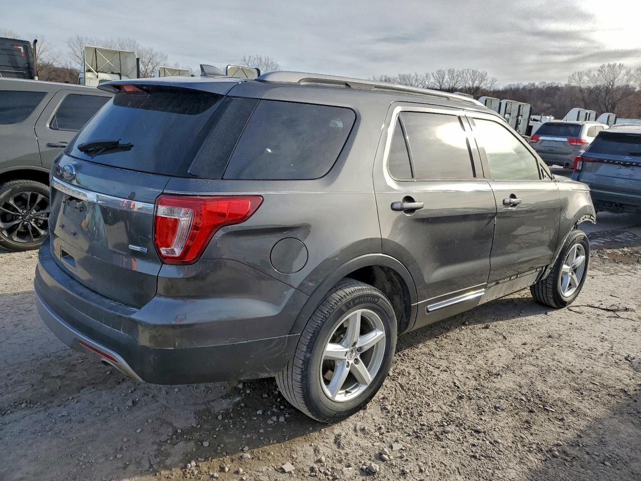 2017 FORD EXPLORER XLT photo 3