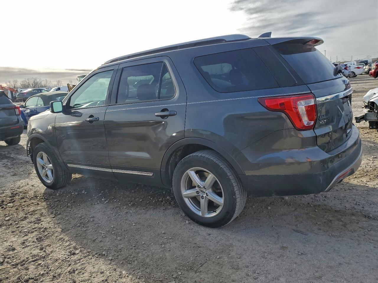 2017 FORD EXPLORER XLT photo 2