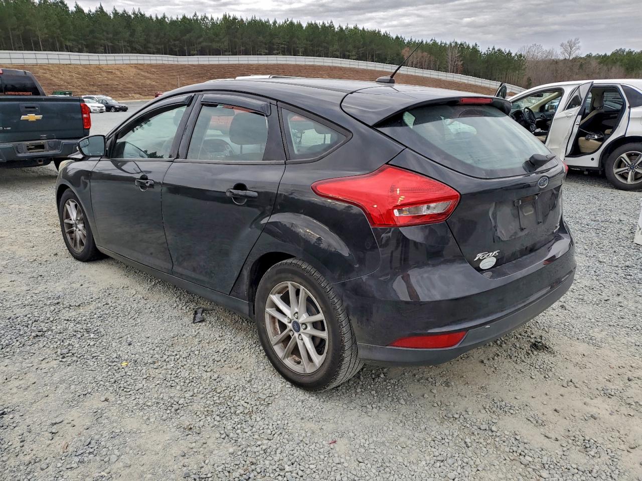 2015 FORD FOCUS SE photo 2