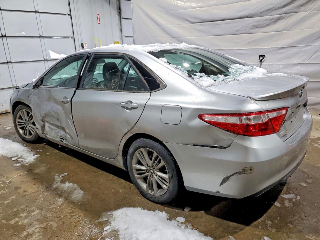 2017 TOYOTA CAMRY LE photo 2