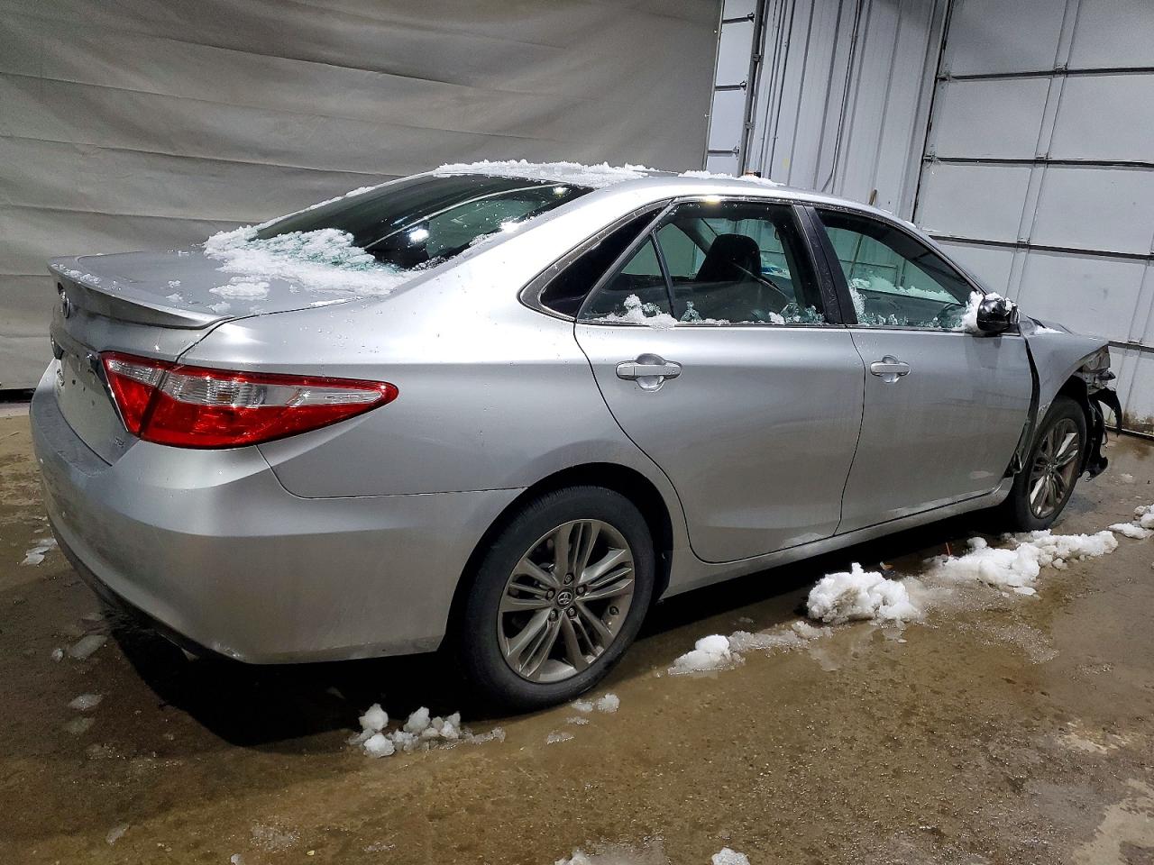 2017 TOYOTA CAMRY LE photo 3