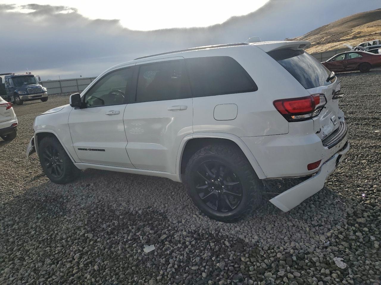 2018 JEEP GRAND CHEROKEE LAREDO photo 2