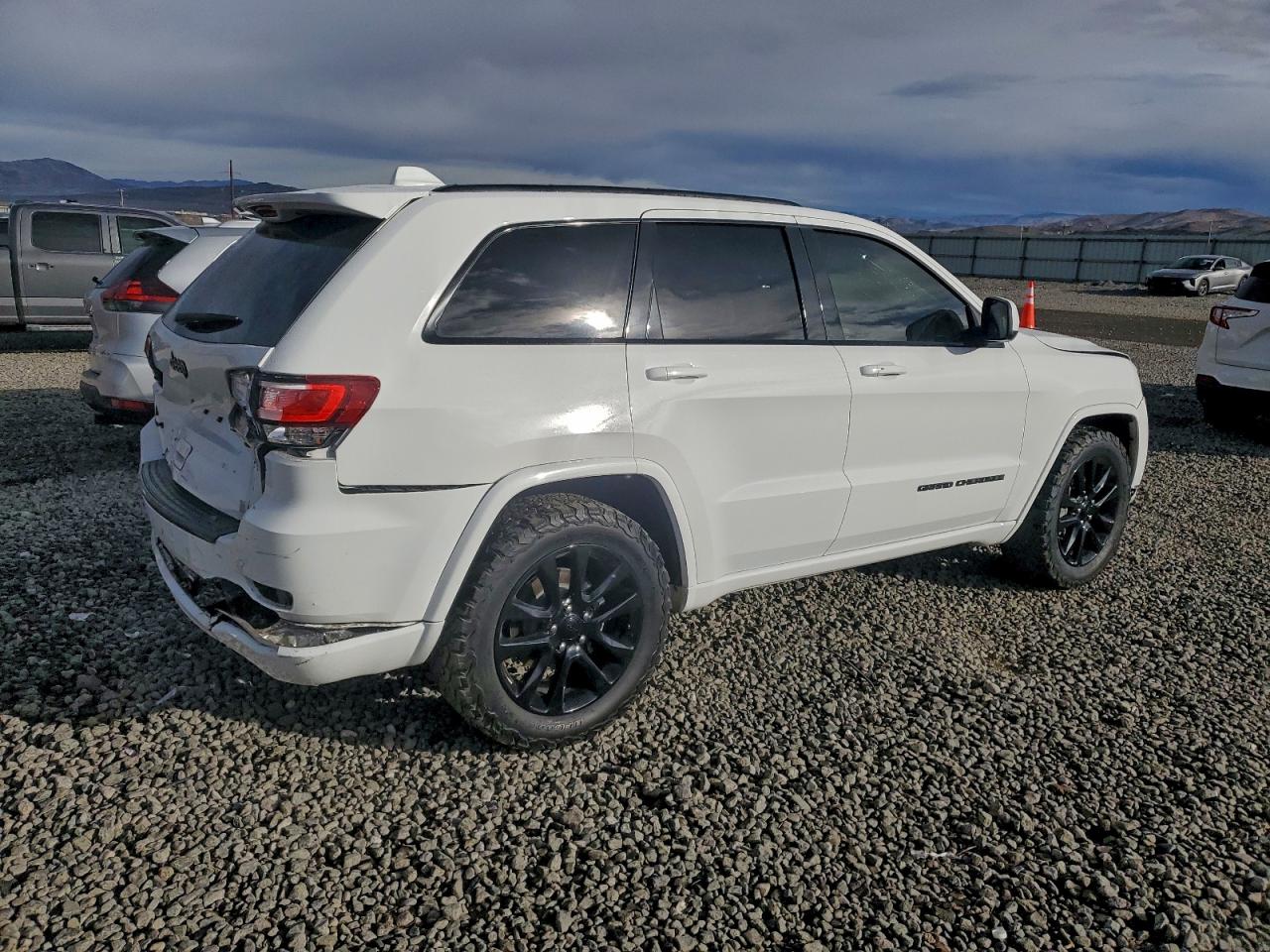 2018 JEEP GRAND CHEROKEE LAREDO photo 3